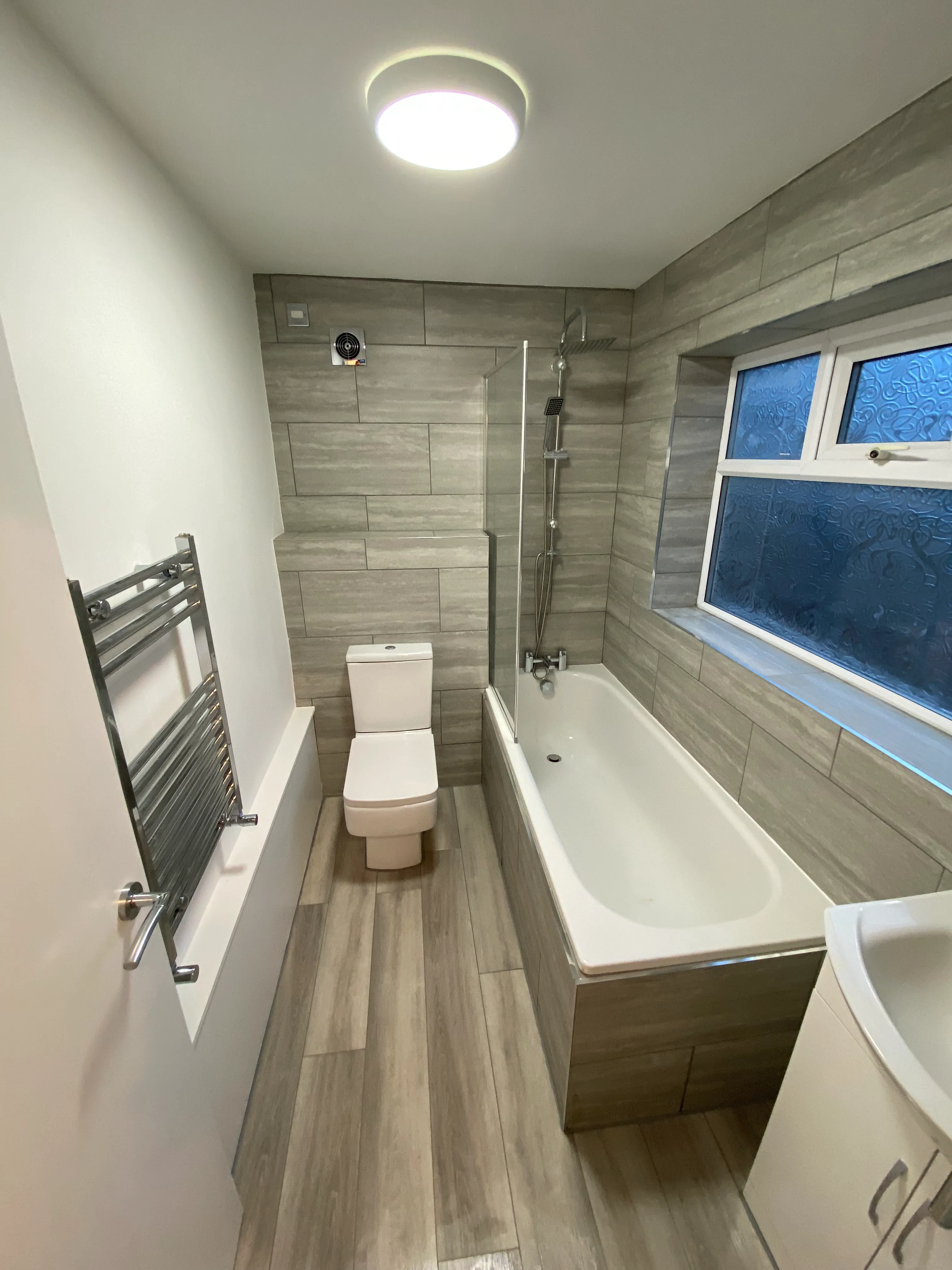 a bathroom with a toilet, bathtub, and sink