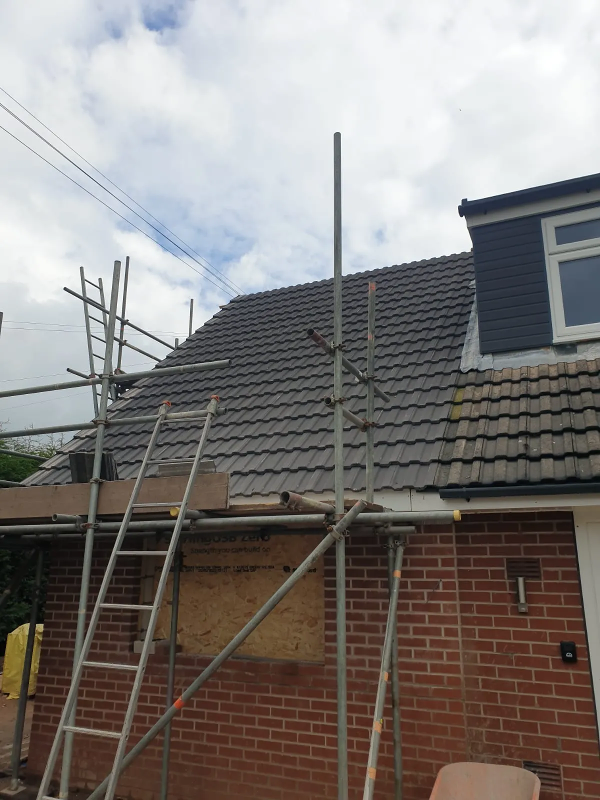 a house with a roof that is being built